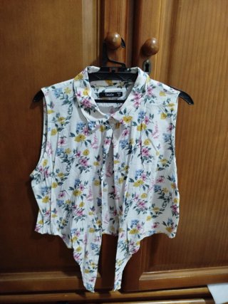Blusa floral sin mangas Inside talla M