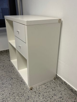Mueble blanco con cajones y estanterías