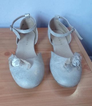 Sandalias plateadas con lazo