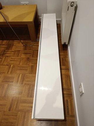 Estantería con puerta