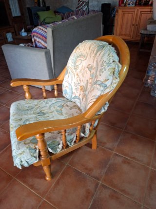 Sillón de madera y tela estampado