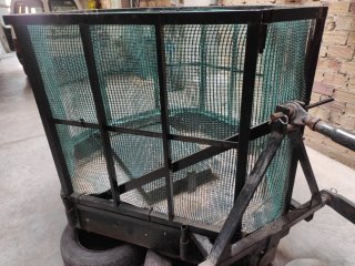 Cajón para brazos traseros de tractor