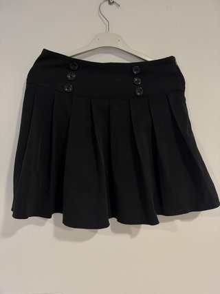 Falda negra plisada con botones