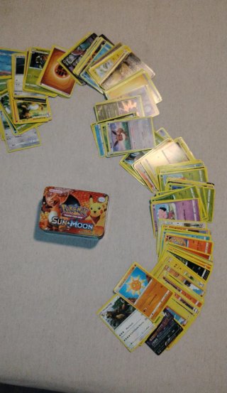 Cartas Pokémon con Lata Sun & Moon
