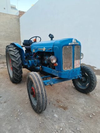 Tractor Ebro Super 55 con documentación