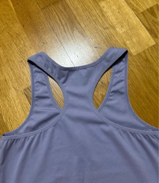 Camiseta de tirantes deportiva lila nueva