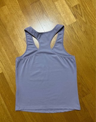 Camiseta de tirantes deportiva lila nueva