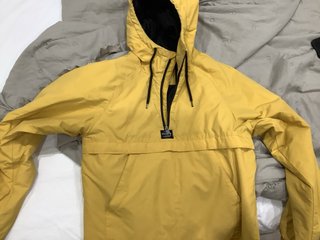 Anorak Pull and Bear amarillo