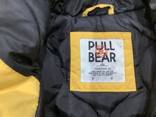 Anorak Pull and Bear amarillo