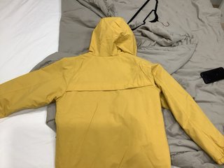 Anorak Pull and Bear amarillo