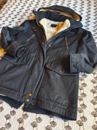 Chaqueta negra con forro polar