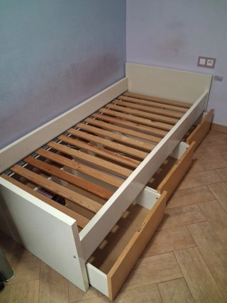 Estructura de cama blanca con cajones