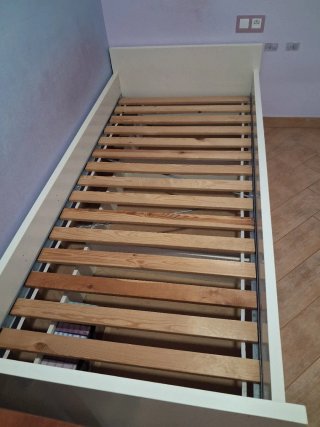 Estructura de cama blanca con cajones