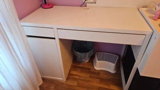 Escritorio blanco con cajón y armario