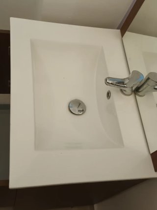 Mueble de baño con lavabo, espejo y grifo