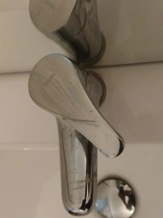 Mueble de baño con lavabo, espejo y grifo