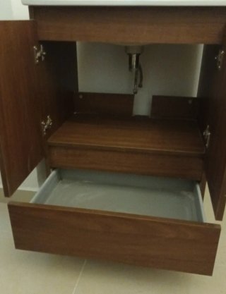 Mueble de baño con lavabo, espejo y grifo