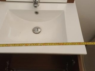 Mueble de baño con lavabo, espejo y grifo