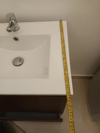 Mueble de baño con lavabo, espejo y grifo