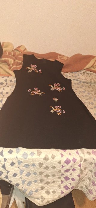 Vestido Negro con Bordados Florales