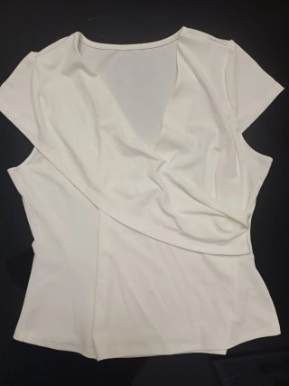 Blusa Blanca con Escote Cruzado