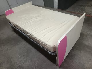 Cama Infantil con Estructura Blanca y Rosa.