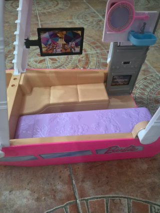 Barco Barbie con tobogán y accesorios.