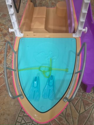 Barco Barbie con tobogán y accesorios.