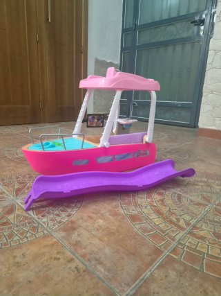 Barco Barbie con tobogán y accesorios.