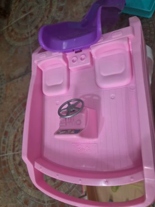 Barco Barbie con tobogán y accesorios.