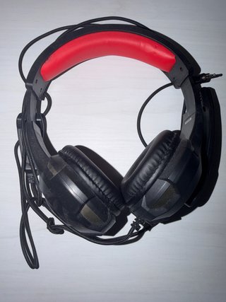 Cascos gaming negros y rojos tocados por codeik