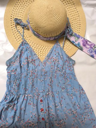 Vestido floral azul con botones