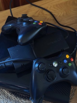 Xbox 360 E Negra 500g más 4 juegos