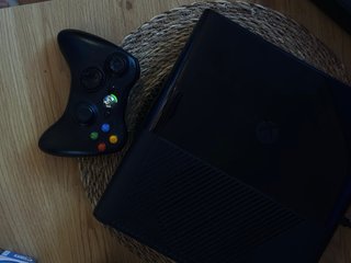 Xbox 360 E Negra 500g más 4 juegos