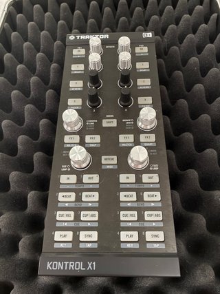 Controladora Traktor Kontrol X1 MK1