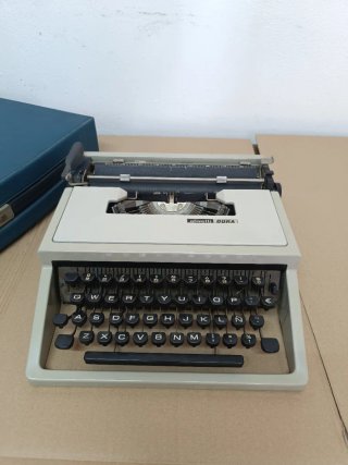 Máquina de escribir Olivetti Dora
