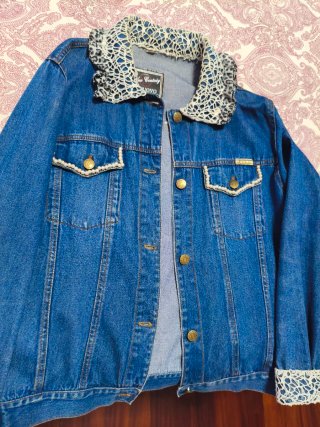 Chaqueta vaquera con detalles de encaje