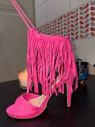 Tacón Fucsia con Flecos y Cuerda