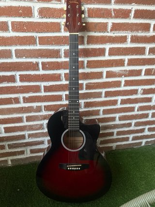 Guitarra acústica con funda