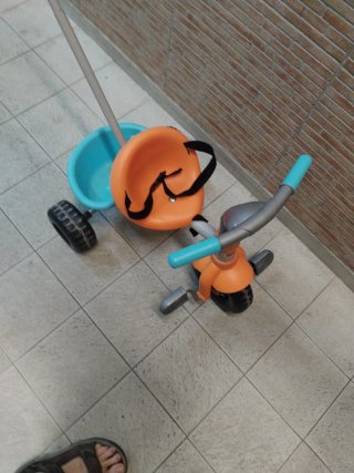 Triciclo Smoby con barra de empuje