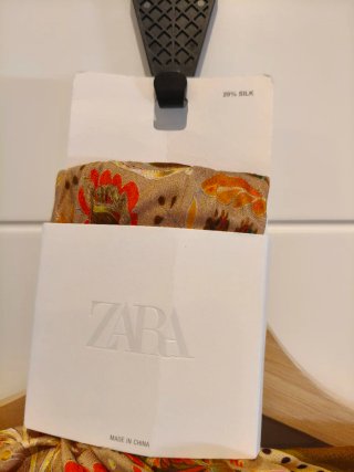 Pañuelo Zara con Flecos Dorados