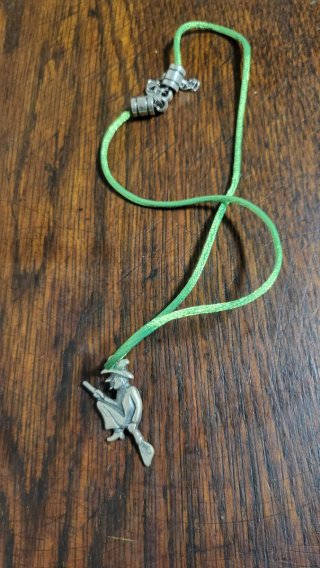 Ciondolo Strega con Cordone Verde