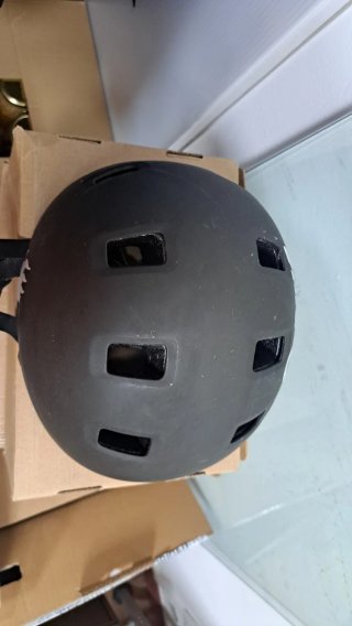 Casco de skate negro.