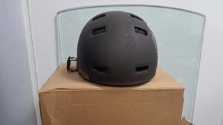 Casco de skate negro.