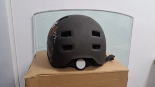 Casco de skate negro.