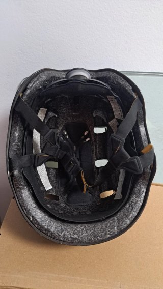 Casco de skate negro.