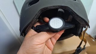 Casco de skate negro.