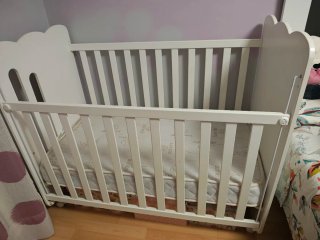 Cuna de bebé blanca