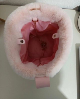 Neceser/bolso rosa peludo con diseño de diente de