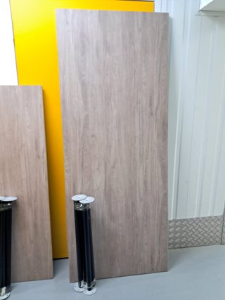 Tableros de madera laminada con patas
